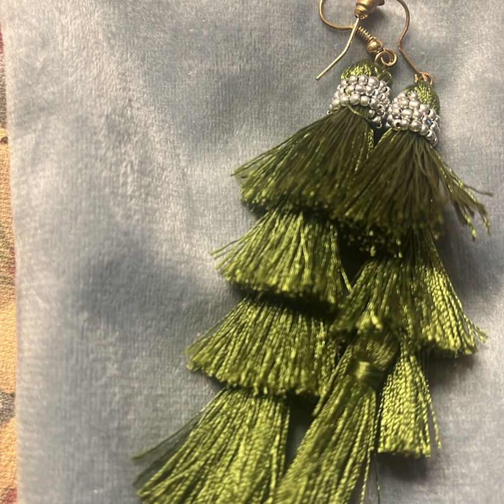 Gorgeous earrings for going out or throwing on with jeans and a t shirt - Picture 4 of 4